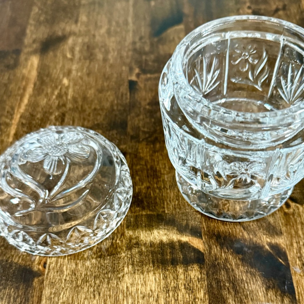 Avon Clear Cut Glass Pedestal Powder Jar with Floral Lid, VINTAGE - Picture 4 of 7